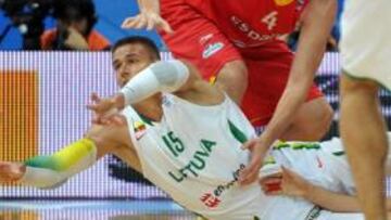 <b>SE LOS COMIERON. </b>Pau Gasol y Calderón rodean a Javtokas, que intenta salvar la posesión desde el suelo. España no dio ninguna opción a los anfitriones.