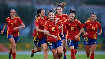 María Carvajal celebra con sus compañeras el 1-0 de la Selección española femenina de fútbol Sub-17 a Dinamarca.