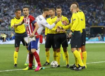 Sergio Ramos saluda al ¨¢rbitro Mark Clattenburg antes del encuentro.