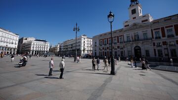 La Puerta del Sol, a 13 de septiembre de 2023, en Madrid (España). La estatua de Carlos III ha cambiado su ubicación tras la reforma de la Puerta del Sol. El monumento fue colocado en 1994 en el centro de la plaza, en frente a la Casa de Correos. Ahora la figura está situada en el extremo oeste, en el interior de una fuente. Las obras de remodelación de la céntrica plaza finalizaron el pasado mes de abril.
13 SEPTIEMBRE 2023;RECURSOS;PUERTA;SOL;FUENTE;OBRAS;CARLOS III;PLAZA;REMODELACIÓN
Eduardo Parra / Europa Press
13/09/2023