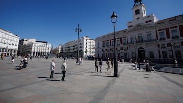 La Puerta del Sol, a 13 de septiembre de 2023, en Madrid (España). La estatua de Carlos III ha cambiado su ubicación tras la reforma de la Puerta del Sol. El monumento fue colocado en 1994 en el centro de la plaza, en frente a la Casa de Correos. Ahora la figura está situada en el extremo oeste, en el interior de una fuente. Las obras de remodelación de la céntrica plaza finalizaron el pasado mes de abril.
13 SEPTIEMBRE 2023;RECURSOS;PUERTA;SOL;FUENTE;OBRAS;CARLOS III;PLAZA;REMODELACIÓN
Eduardo Parra / Europa Press
13/09/2023