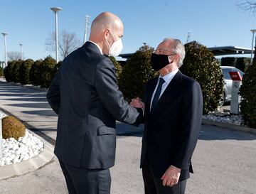 El presidente del Real Madrid, Florentino Pérez, despidiendo a Zidane antes de viajar a Bérgamo. 