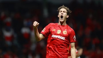 MEX7588. TOLUCA (MÉXICO), 12/07/2025.- Marcel Ruiz de Toluca celebra un gol este sábado, durante un partido de la Liga MX entre Toluca y Necaxa en el estadio Nemesio Diez en Toluca (México). EFE/Felipe Gutiérrez