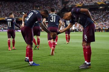 1-1. Pierre-Emerick Aubameyang celebr¨® el primer gol.