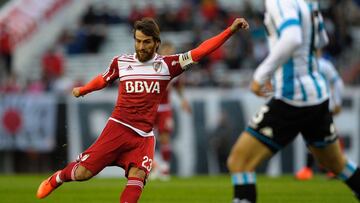 River Plate&#039;s midfielder Leonardo Ponzio (L) prepares to shoot during their Argentina First Divsion football match against Racing at Antonio Vespucio Liberti stadium, in Buenos Aires, on June 18, 2017. / AFP PHOTO / ALEJANDRO PAGNI