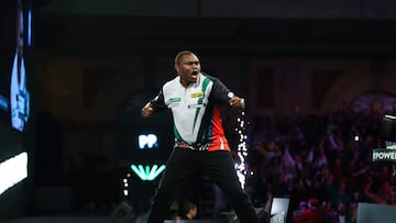 El jugador keniano David Munyua celebra su victoria ante Mike de Decker en el Mundial de Dardos 2026