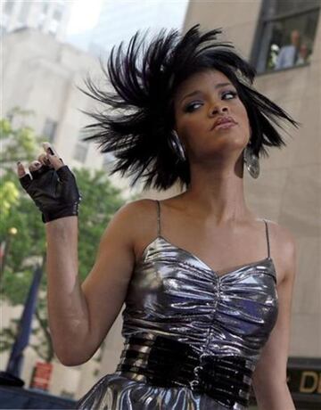 En 2007, Rihanna luca su cabello negro corto, en su era 'Umbrella'.