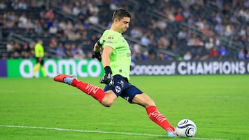 Stefan Medina, obligado a atajar en Monterrey.