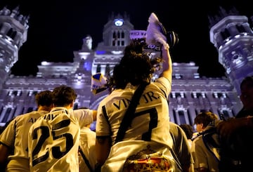 Soccer Football - LaLiga - Real Madrid Celebrate Winning LaLiga - Madrid, Spain - May 4, 2024 Real Madrid fans celebrate winning LaLiga in front of Madrid Town Hall REUTERS/Ana Beltran