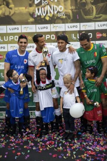 El delantero brasileño Neymar, acompañado de su hijo Davi Lucca, asiste a un evento con niños discapacitados, en Praia Grande (Brasil).