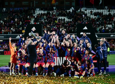 Las jugadoras del Barcelona levantan el trofeo de campeonas de Supercopa de España.
