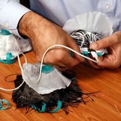 Una mascarilla diseñada en Israel mata el virus a través del cargador de un teléfono móvil