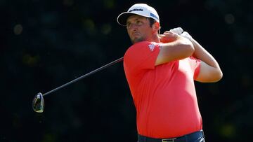 Jon Rahm golpea la bola durante la &uacute;ltima jornada del  TOUR Championship en el East Lake Golf Club de Atlanta, Georgia.