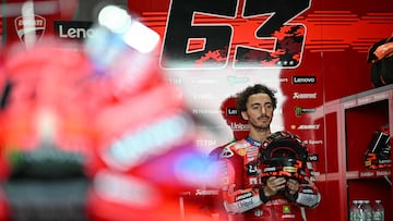 Francesco Bagnaia dentro de su box, durante los test de Tailandia.