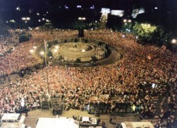 La afición del Atlético de Madrid se congregó en la plaza de Neptuno en el doblete.