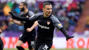 GRAF7453. VALLADOLID, 07/04/2019.- El centrocampista del Sevilla Roque Mesa (d) y el defensor argentino Gabriel Mercado (i) celebran un gol ante el Real Valladolid, durante el partido de la trigésima primera jornada de LaLiga que se disputa en el e