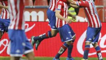 Guerrero (2d) recibe la felicitaci&oacute;n de sus compa&ntilde;eros tras marcar ante el Granada.