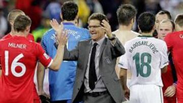 <b>ALEGRÍA FINAL. </b>Fabio Capello felicita a sus jugadores a la finalización del angustioso partido que les midió a los eslovenos.
