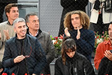 Roberto Brasero y su hijo durante el partido de Alexander Zverev contra Borna Coric en el Mutua Madrid Open.