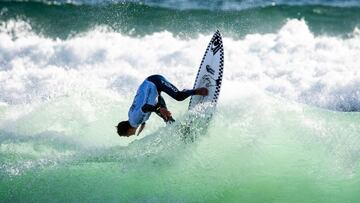 El surfista Ruben Vitoria surfeando una ola en Costa da Caparica (Portugal) en mayo del 2021. 