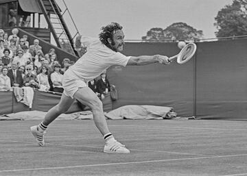 Tenía 30 años cuando sucedió a Nastase en el trono del tenis. Ya había ganado seis de sus siete títulos de Grand Slams, al margen de su espectacular carrera como doblista, con 17 majors en su palmarés. Fue un activo impulsor del profesionalismo en el tenis, hasta el punto de ser vetado por la Federación Internacional. De hecho, fue presidente de la ATP.