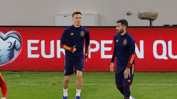 Grimaldo, con Gayá en un entrenamiento de la Selección.