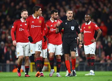 Los jugadores del Manchester United protestan al árbitro, Clement Turpin, por sancionar como penalti la acción de Bruno Fernandes.