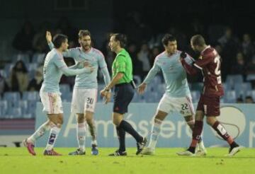 Lío monumental en Balaídos tras la acción del jugador celeste Planas sobre Abel, jugador del Córdoba. El colegiado señaló penalti y, a instancias de su linier, se retractó pitando falta en ataque.