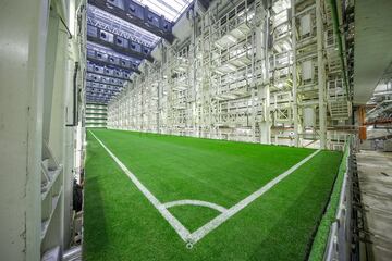 Las planchas que permiten guardar el césped en el hipogeo es uno de los elementos estrella de la remodelación del Bernabéu. El conjunto blanco ha publicado nuevas fotografías de dichas planchas para ver los entresijos del mecanismo.