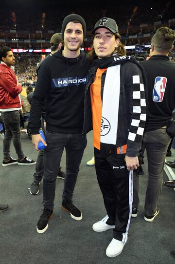 Alvaro Morata y Hector Bellerin, durante el Philadelphia-Boston Celtics. 