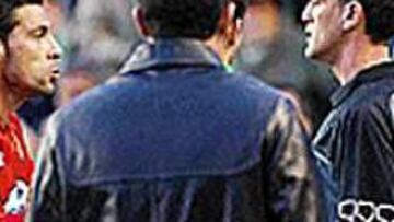 LA AMARGA QUEJA DE OLAIZOLA. Olaizola, que en la imagen discute con Rafa Guerrero después de que se señale el penalti, puso el grito en el cielo: "No saben ni ellos lo que han pitado. El linier nos ha dicho después que hemos tenido 90 minutos para arreglarlo".