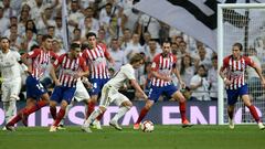 El Atl&eacute;tico defendi&oacute; en bloque ante el Real Madrid. Ante Modric, con Rodrigo, Koke, Gim&eacute;nez, God&iacute;n y Filipe.