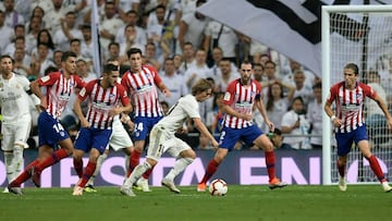 El Atl&eacute;tico defendi&oacute; en bloque ante el Real Madrid. Ante Modric, con Rodrigo, Koke, Gim&eacute;nez, God&iacute;n y Filipe.