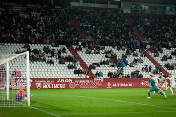 Vaclik detiene un penalti a Iker Losada.