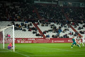 Vaclik detiene un penalti a Iker Losada.