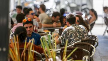 Varias personas en una terraza de un restaurante de Madrid (España), a 22 de junio de 2020.