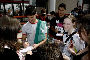 Isco firmando autógrafos durante su etapa como jugador del Valencia en 2010. El futbolista andaluz llegó al club valenciano con 14 años.