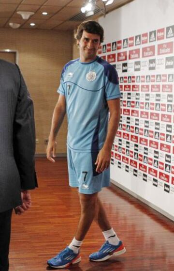 Rueda de prensa de Raúl en el estadio Santiago Bernabeu.