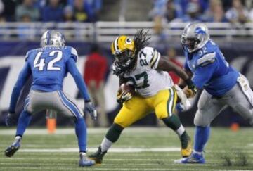 Eddie Lacy, la primera opción por tierra de los Packers, tuvo un partido espantoso en el que tan solo sumó 4 yardas de carrera en 5 intentos y redondeó perdiendo 3 yardas en su única recepción. Esto propició que jugara muchos snaps el veterano James Starks (15 yardas de carrera y 45 de recepción) y debutara el rookie John Crockett con 22 yardas de carrera en 5 intentos.