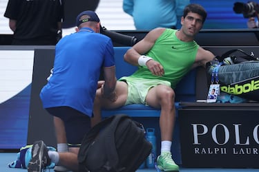 Durante varios minutos, el mundo observaba como Carlos Alcaraz sufría mientras era masajeado por el fisio.