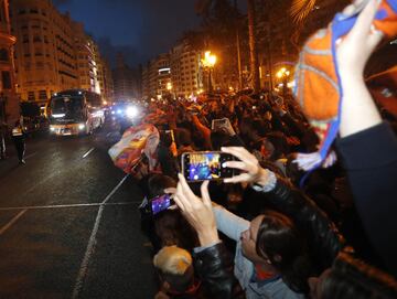 El Valencia Basket en el ayuntamiento.
El autobus del equipo llegando al consistorio.