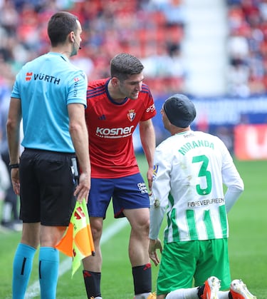 Juan Miranda jugó el resto del partido, fue sustituido en el descanso, con este gorro para sujetar y proteger el vendaje en torno a la herida producida por la acción con Moncayola.
