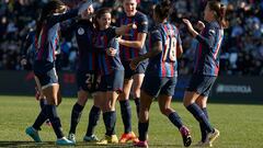 Aitana celebra con sus compañeras el primer gol.