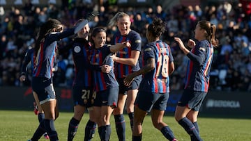 Aitana celebra con sus compañeras el primer gol.