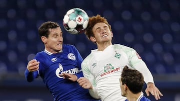 El delantero estadounidense aprovechó su buen juego aéreo para ponerle el pase de gol a su compañero. Bremen 1-0 Schalke.