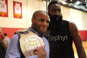 El campeón semicompleto del UFC, Daniel Cormier y la estrella de los Rockets de Houston, James Harden.