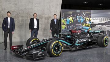 Toto Wolff, Sir Jim Ratcliffe y Ola Kallenius con el Mercedes W11. 