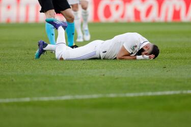 El delantero francés del Real Madrid, Karim Benzema, se lamenta tras una ocasión de gol. 