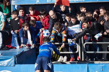 Giuliano firma autógrafos a unos aficionados.