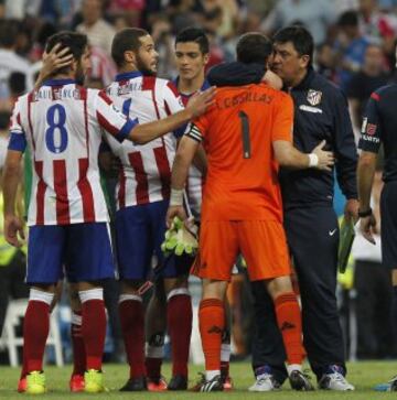 Mono Burgos e Iker Casillas al final del partido